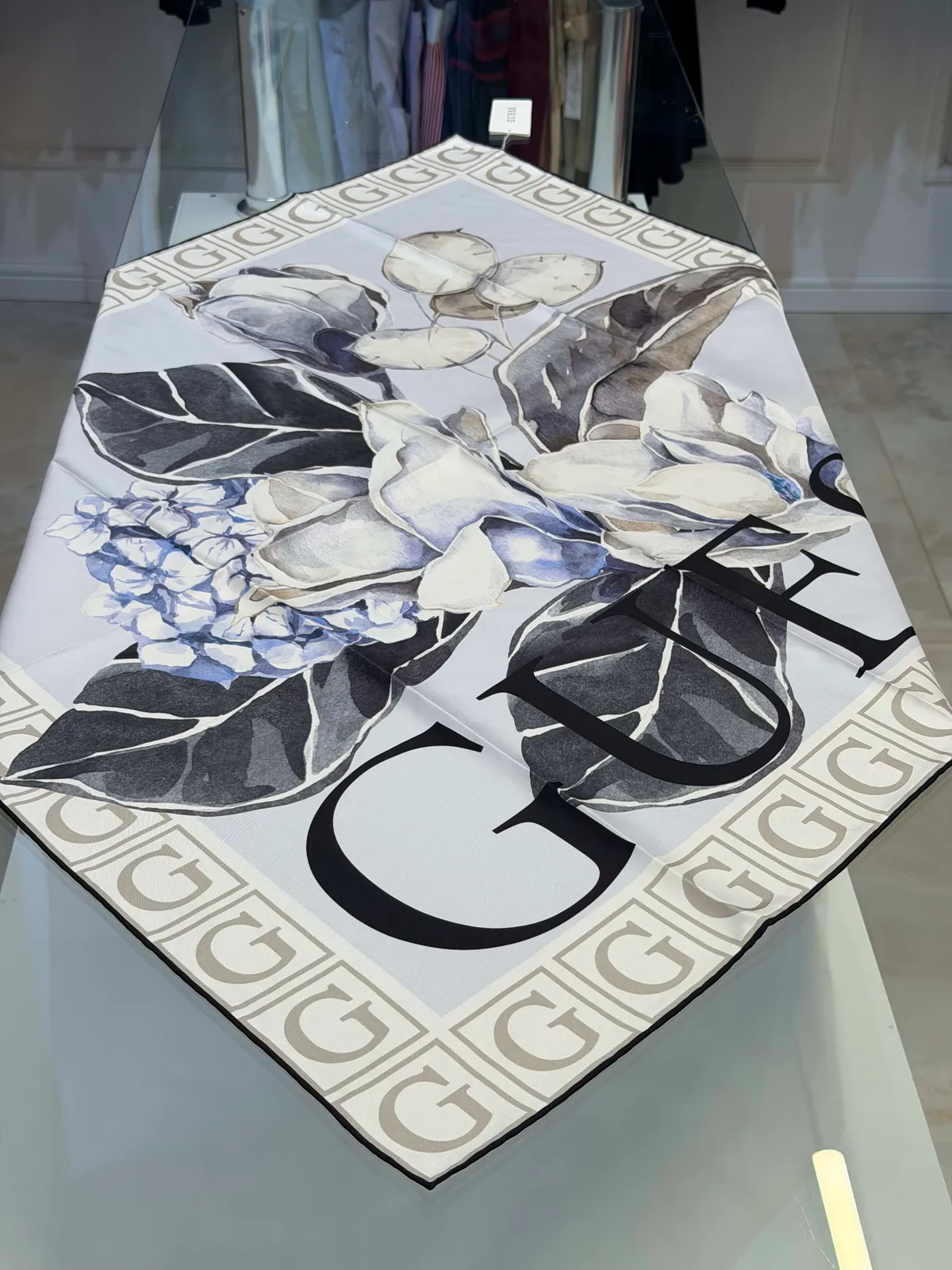 SIGNATURE FLORA PATTERN 